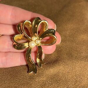 Avon Vintage Ribbon bow pin with 3 faux pearls.